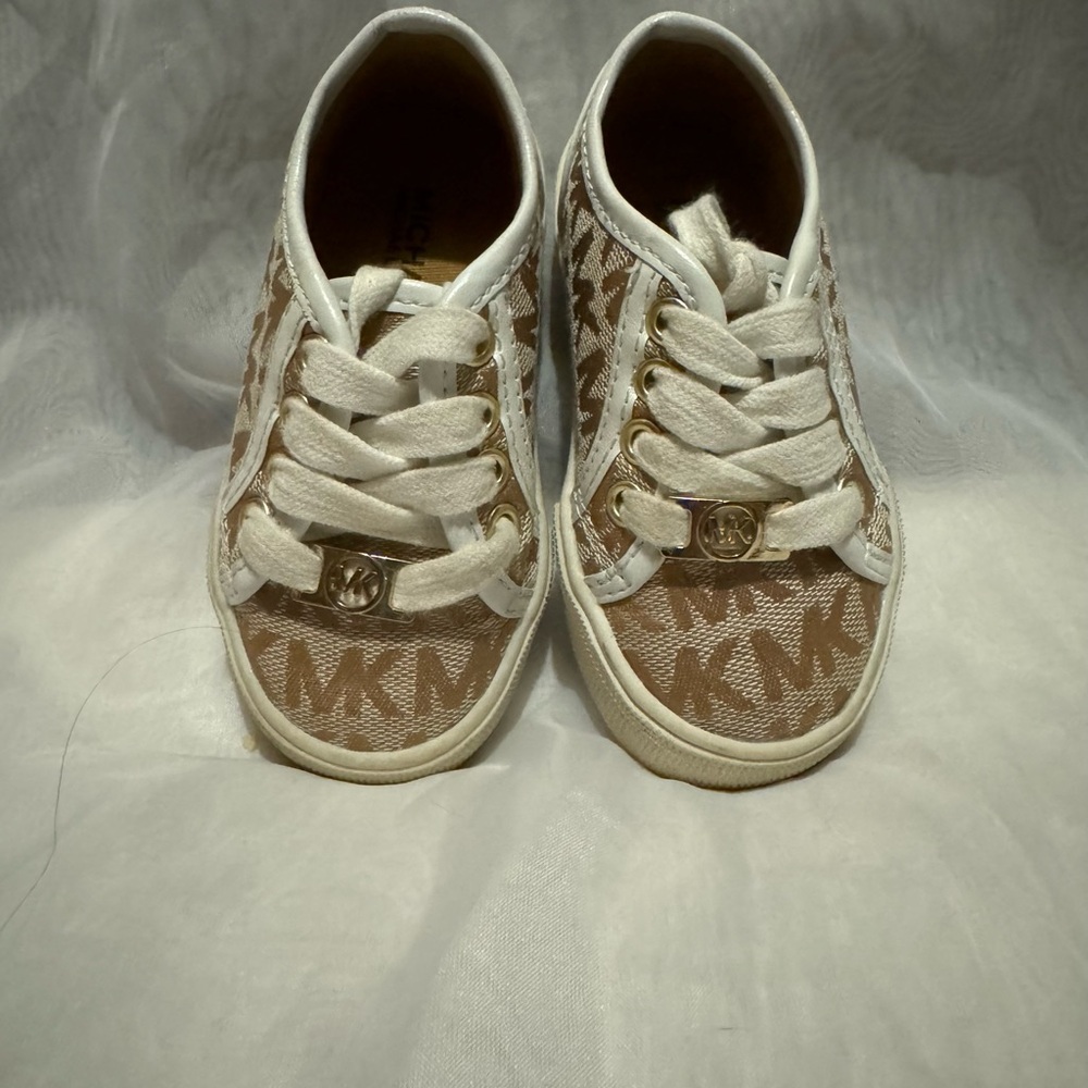 This shoes are in good condition, to small for my daughter, very comfortable